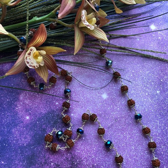 40  1/4" Rudraksha with dark blue crystal glass beads - Picture 4 of 6